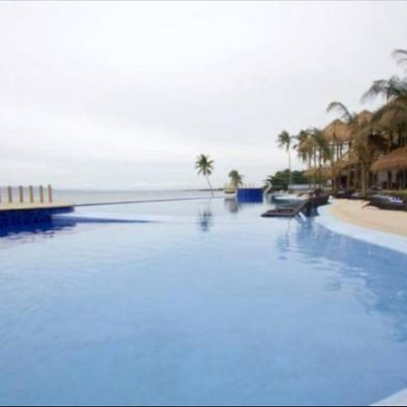 เดอะ เบลเลวู รีสอร์ท ปางเลา ภายนอก รูปภาพ Infinity pool at the Iberostar Grand Hotel, Playa del Carmen, Mexico