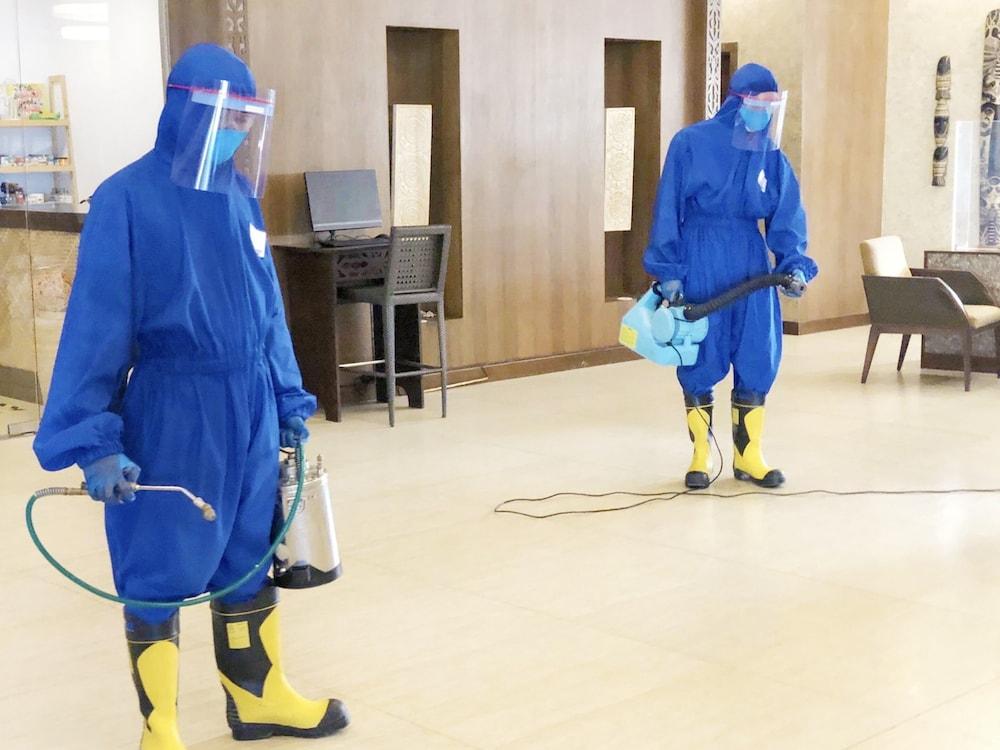 เดอะ เบลเลวู รีสอร์ท ปางเลา ภายนอก รูปภาพ Disinfection of a hospital