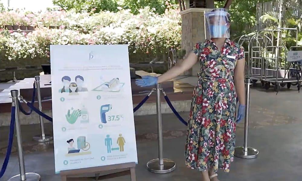 เดอะ เบลเลวู รีสอร์ท ปางเลา ภายนอก รูปภาพ A woman wearing a face shield at the entrance of a hotel in Paris, France