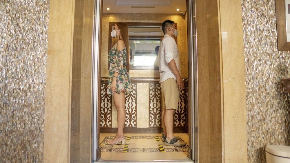 เดอะ เบลเลวู รีสอร์ท ปางเลา ภายนอก รูปภาพ Social distancing in an elevator