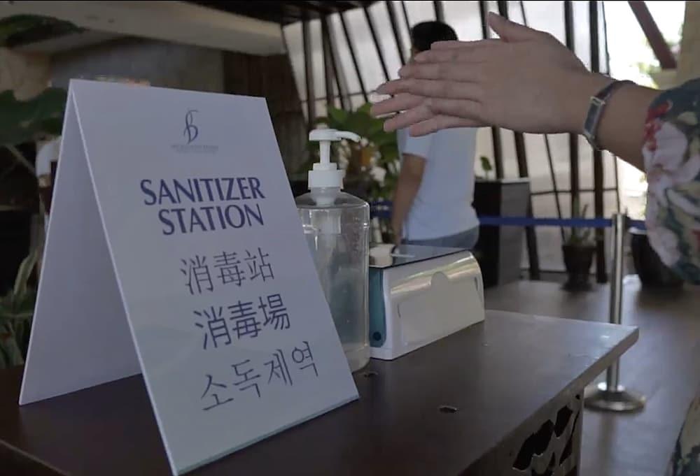 เดอะ เบลเลวู รีสอร์ท ปางเลา ภายนอก รูปภาพ A hand sanitizer station at a hotel in Seoul, South Korea