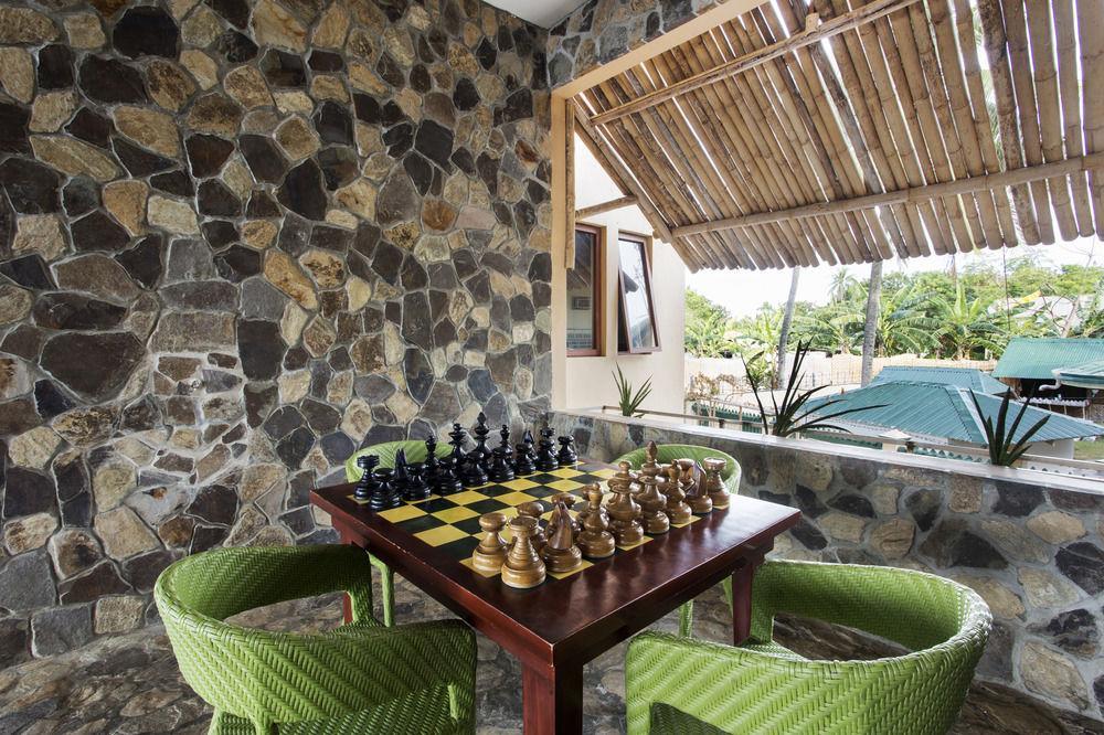 เดอะ เบลเลวู รีสอร์ท ปางเลา ภายนอก รูปภาพ A game of chess at the resort