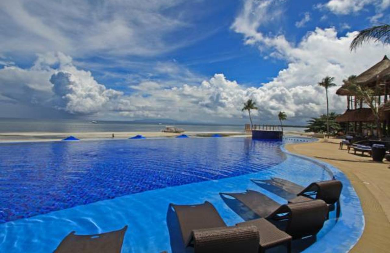 เดอะ เบลเลวู รีสอร์ท ปางเลา ภายนอก รูปภาพ Infinity pool at the Shangri-La's Tanjung Rhu Resort, Langkawi, Malaysia