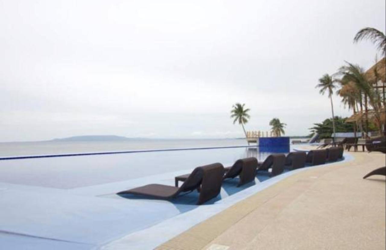 เดอะ เบลเลวู รีสอร์ท ปางเลา ภายนอก รูปภาพ Infinity pool at the Shangri-La Tanjung Rhu, Malaysia