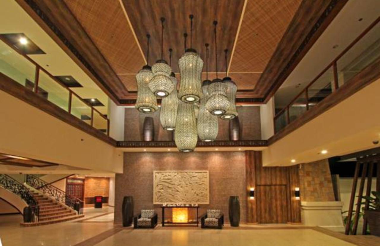 เดอะ เบลเลวู รีสอร์ท ปางเลา ภายนอก รูปภาพ The lobby of the hotel