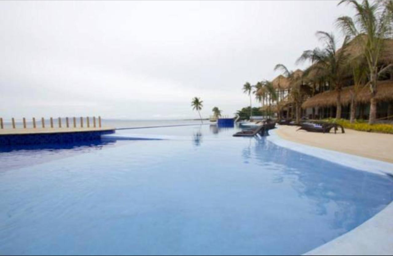 เดอะ เบลเลวู รีสอร์ท ปางเลา ภายนอก รูปภาพ Infinity pool at the Iberostar Grand Hotel, Playa del Carmen, Mexico